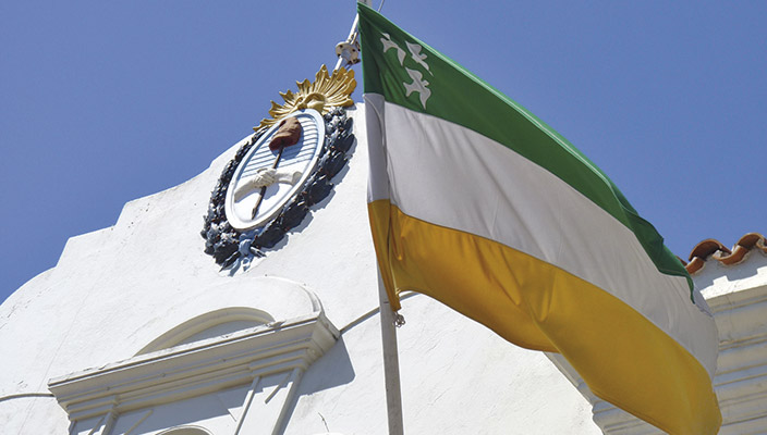 Se conmemora el día de la bandera de Carlos Casares en homenaje a Benito Hernández