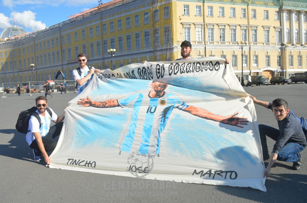 #Rusia2018 / La bandera de Messi con la canción para Maradona pintada por Rengach estuvo frente a Nigeria