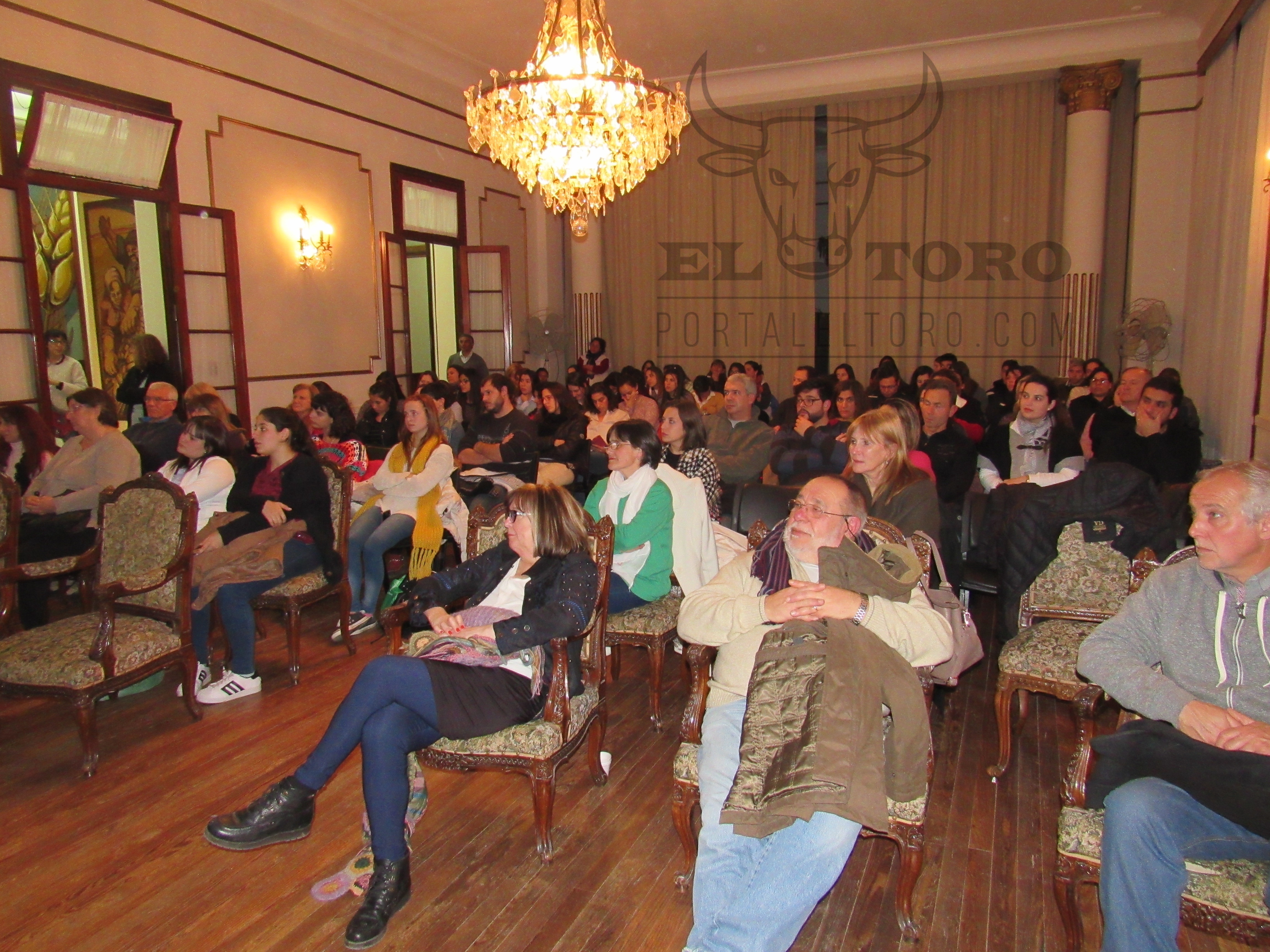 La temática de la violencia de género fue tratada en una charla-debate en el Salón Blanco