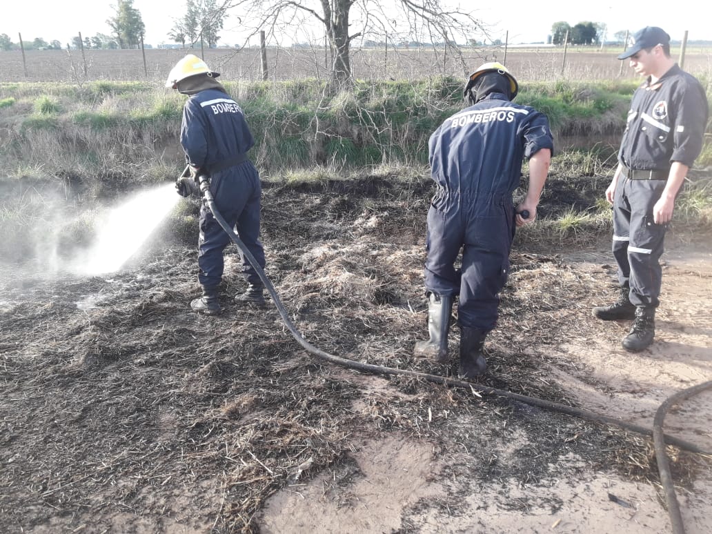 Ayer ocurrió un incendio de pastizales en un campo cercano a Algarrobos