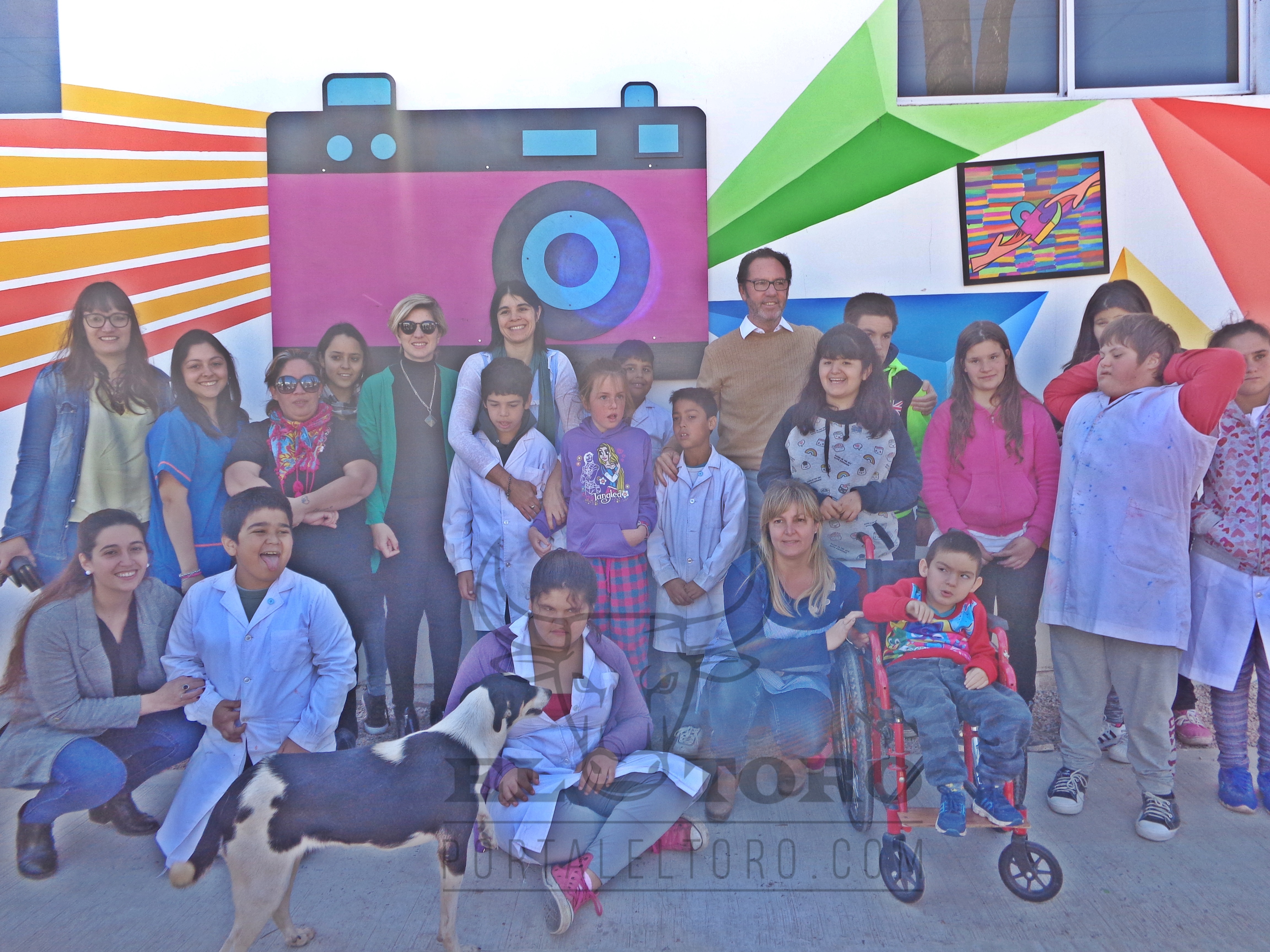 Torchio continúa apostando al embellecimiento de la ciudad e inauguró un mural en la escuela Espacial Nº 501