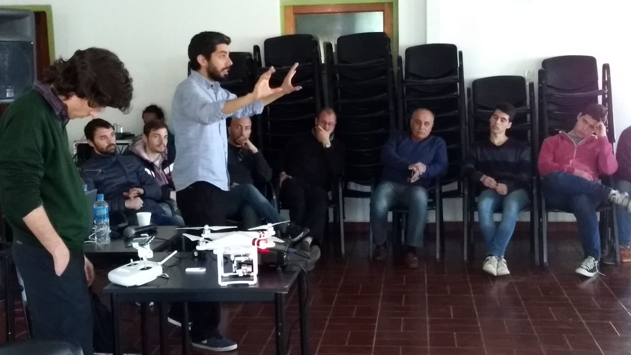 Se realizó una Charla sobre manejo de drones en el predio de la Sociedad Rural