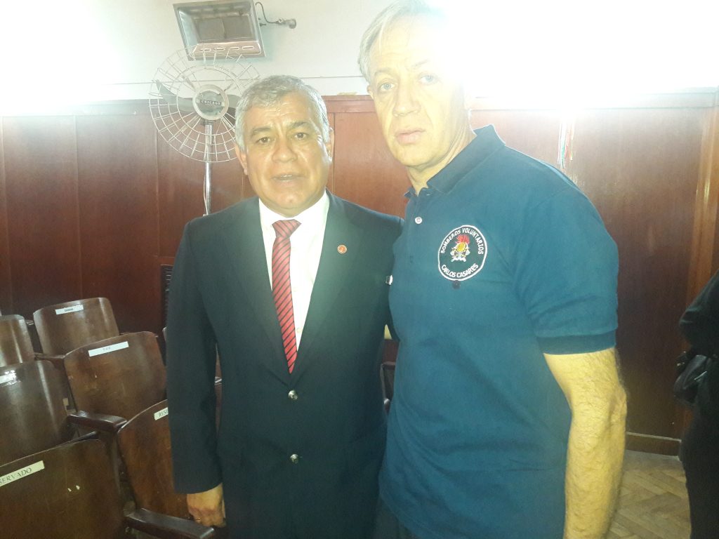 El Presidente del Consejo de Federaciones de Bomberos Voluntarios de la República Argentina,  Carlos Alfonso y camandante mayor Hugo Trezeguet integrante del C.U.O de dicho consejo