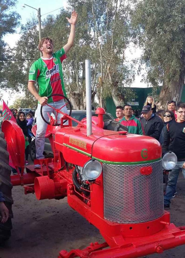 Gonzalo Urquijo en tractor festejando el ascenso de Agropecuario a la B Nacional
