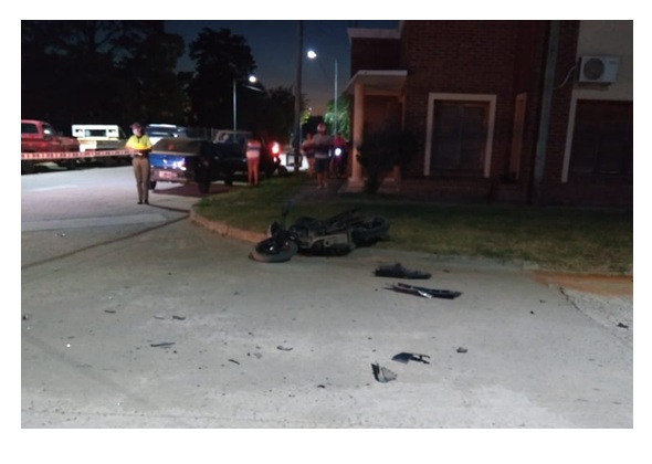 Tremendo choque entre una moto y un auto, el motociclista fue derivado ...