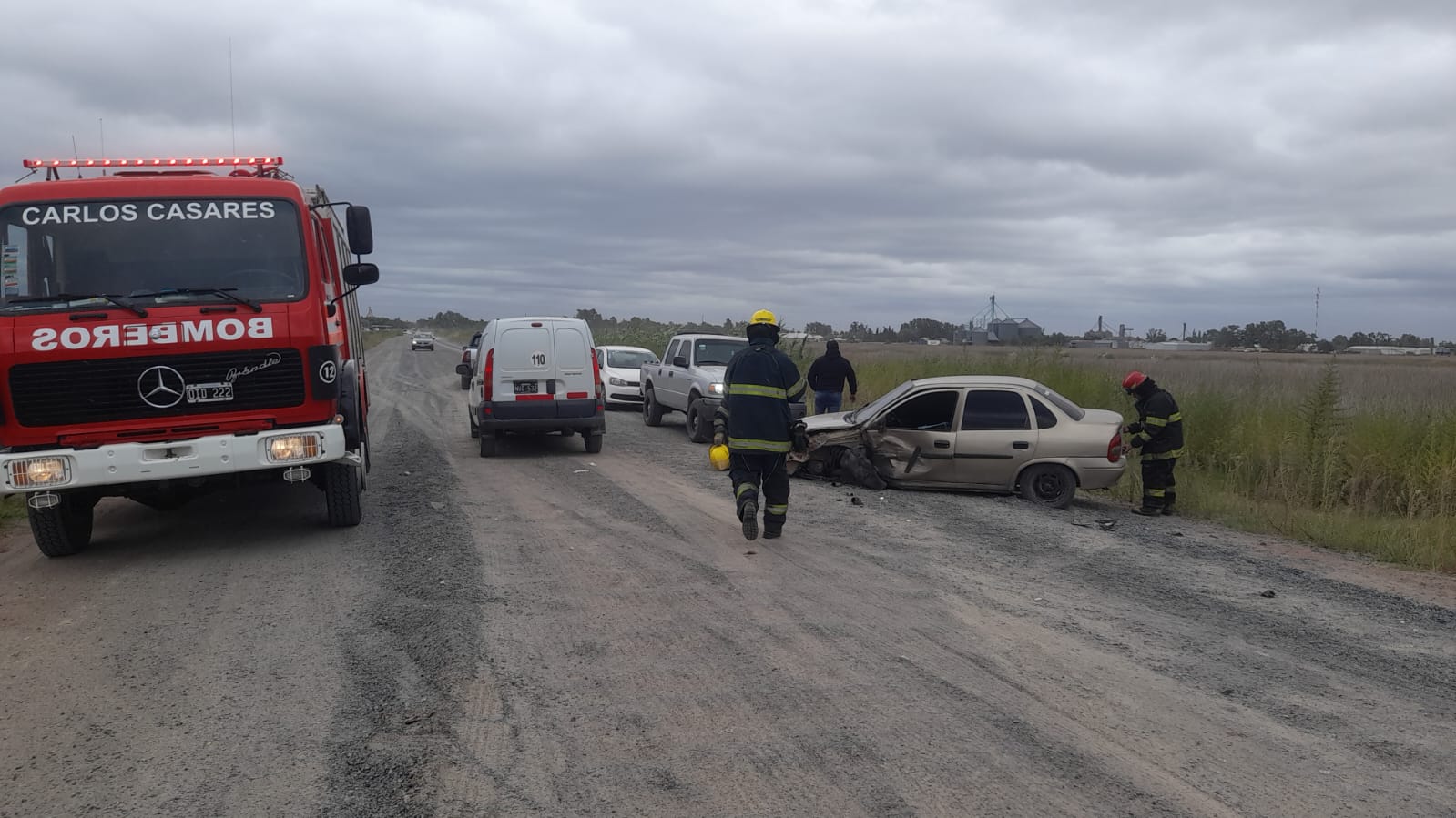 Chocaron de frente un auto y una camioneta en el camino a la localidad ...