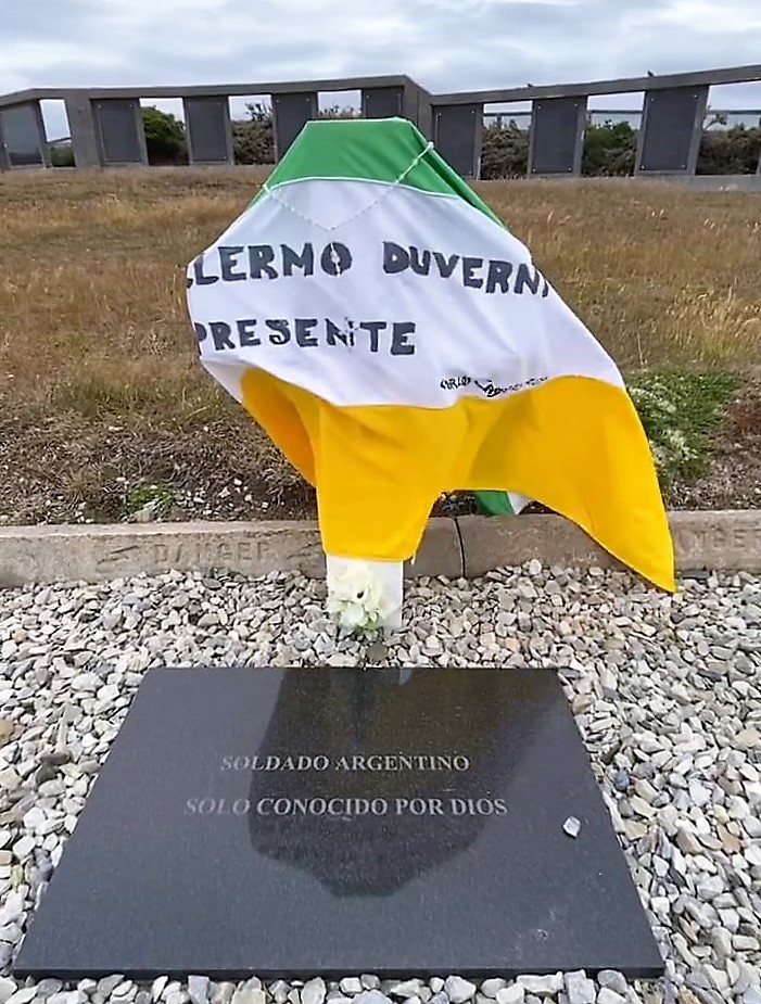 La historia de la bandera de Guillermo Duverni y Carlos Casares en las Islas Malvinas
