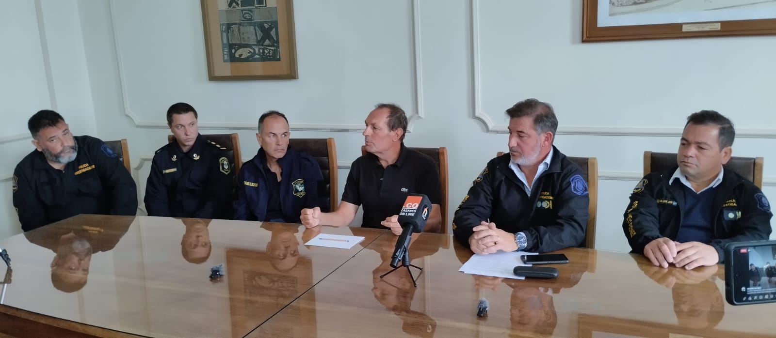 Stadnik y el jefe de la DDI Trenque Lauquen brindaron una conferencia tras el gran operativo antidrogas que arrojó 11 detenidos en Casares
