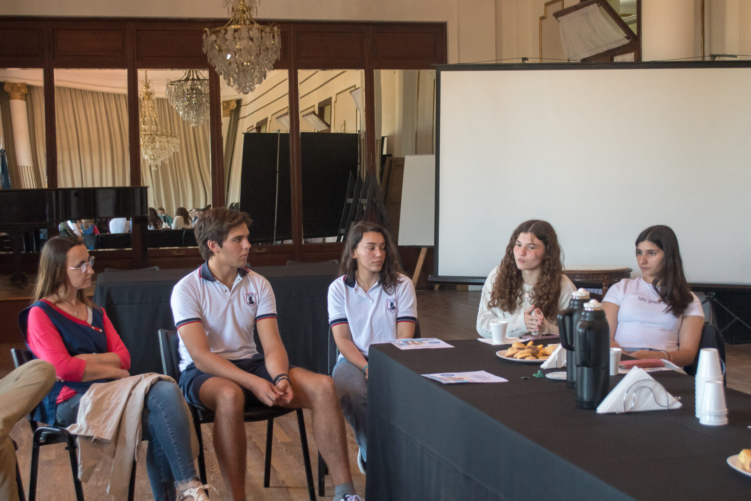 Estudiantes dialogaron con el intendente Daniel Stadnik y su equipo de ...