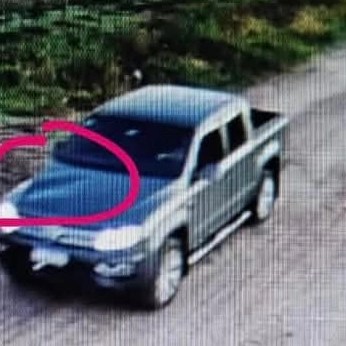 Choque y fuga: La camioneta amarok tiene un golpe en el capot y es modelo v6 color gris plomo