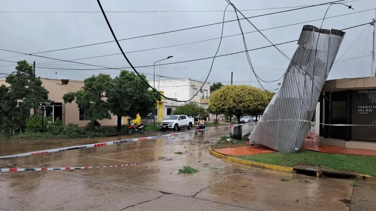 Duro temporal vivió la ciudad de Bragado: "80% de vecinos sin luz, caída de árboles y voladura de techos"