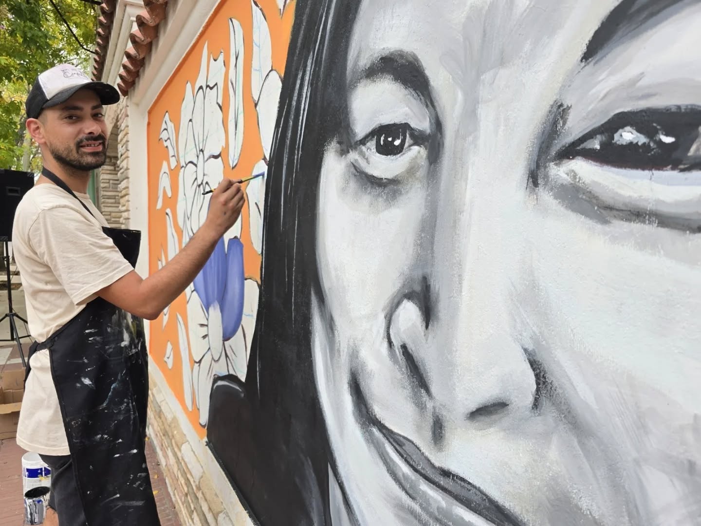 Lucas Fiol y un mural lleno de cultural y patria sobre Mercedes Sosa