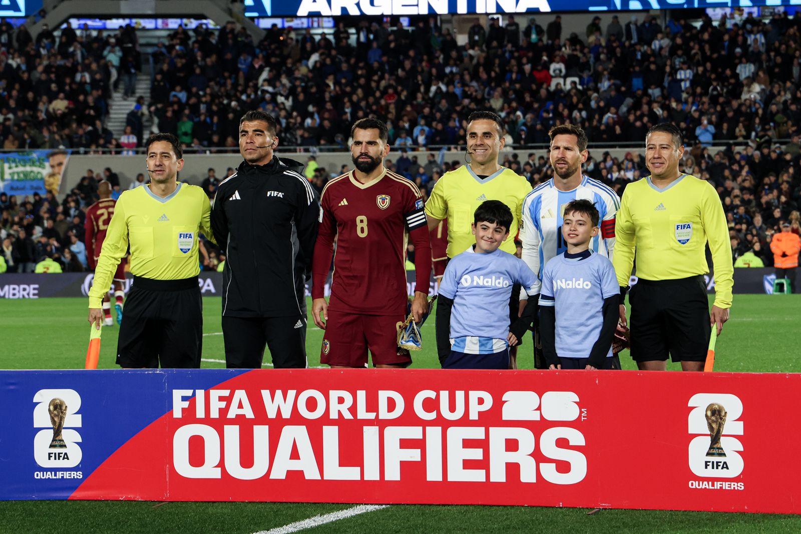 Valentino y Juan Pedro cumplieron el sueño de caminar de la mano y ser abrazados por Messi en su último partido en el monumental