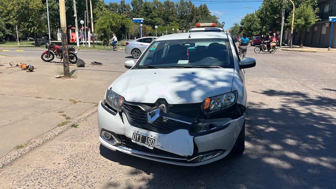 Fuerte choque entre moto y auto: un hombre sufrió fractura de tobillo