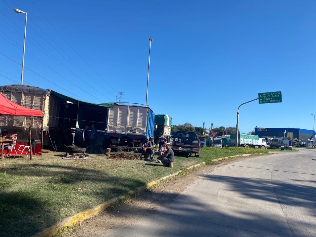 Bloqueos camioneros mantienen paralizados los puertos bonaerenses y se registran peleas en las rutas