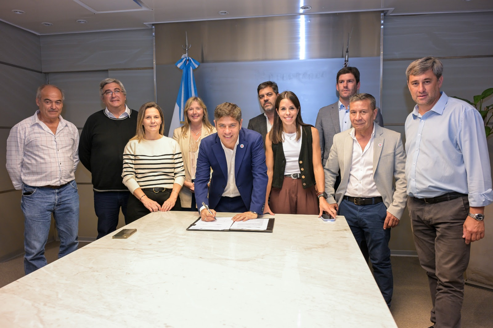 Kicillof firmó convenios para avanzar con planes directores de caminos rurales en la Provincia