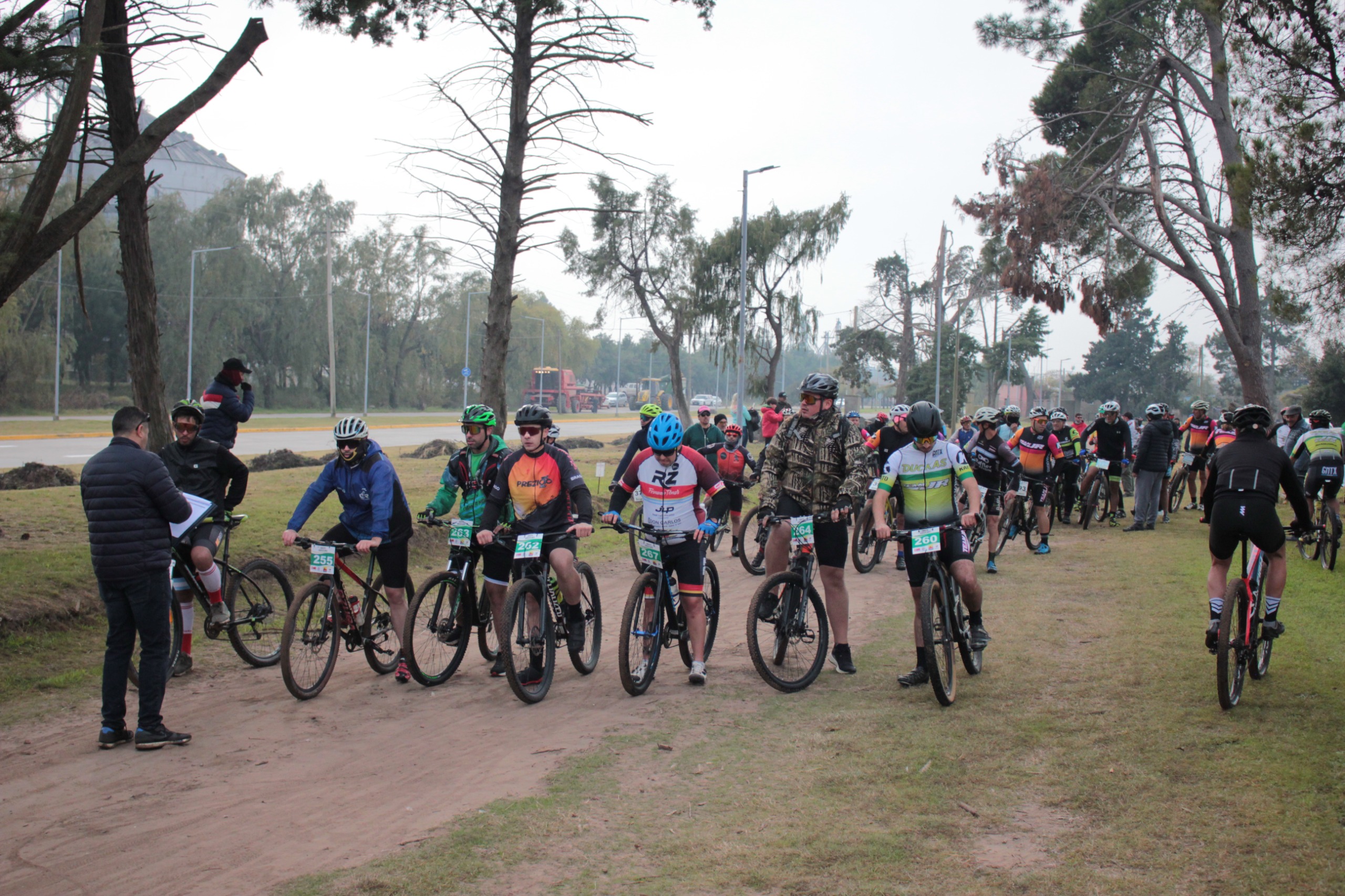 Multitudinaria Doble Moctezuma: Barrientos se quedó con la gloria y Carlos Casares vivió una fiesta del rural bike