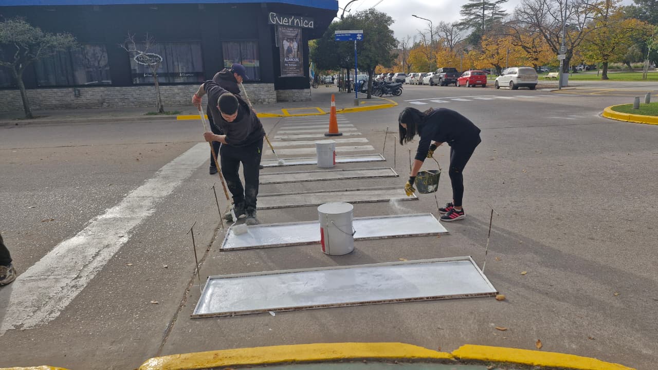 Avanzan los trabajos de repintado de señalética vial para reforzar la seguridad en la ciudad