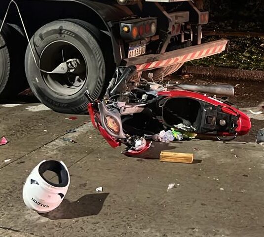 Motociclista sufrió graves lesiones tras chocar contra un camión estacionado