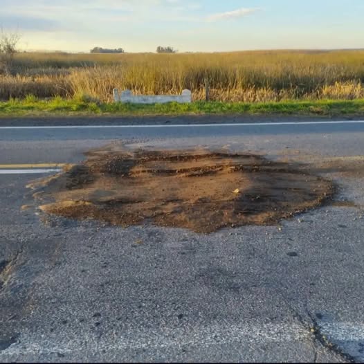 Indignante: Arreglan un bache con tierra en ruta 5 ¡retrocedimos 100 años!