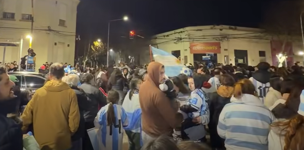 Carlos Casares se vistió de celeste y blanco para celebrar el pase de Argentina a semifinales