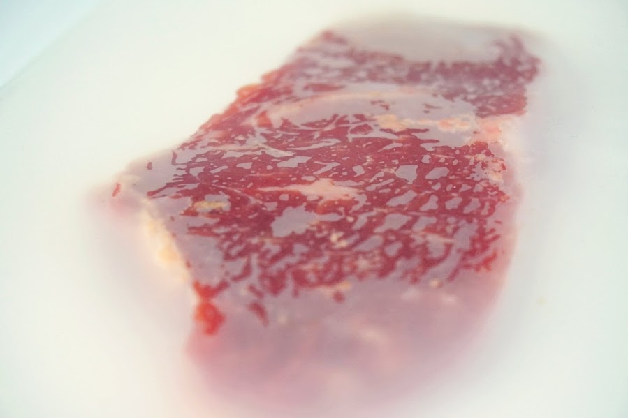 Desarrollan un film biodegradable para conservar carne vacuna y reducir el uso de plásticos