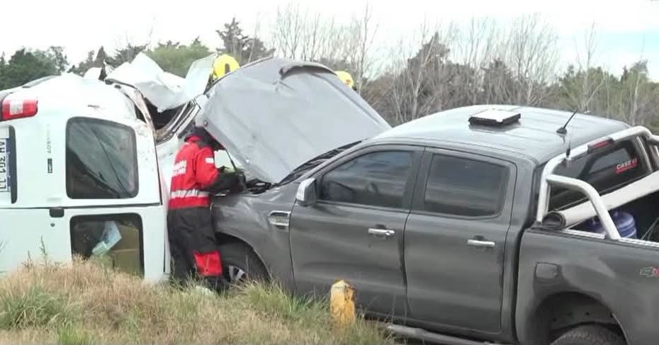 Impresionante choque entre una camioneta y un utilitario en Trenque Lauquen: un vehículo terminó volcado