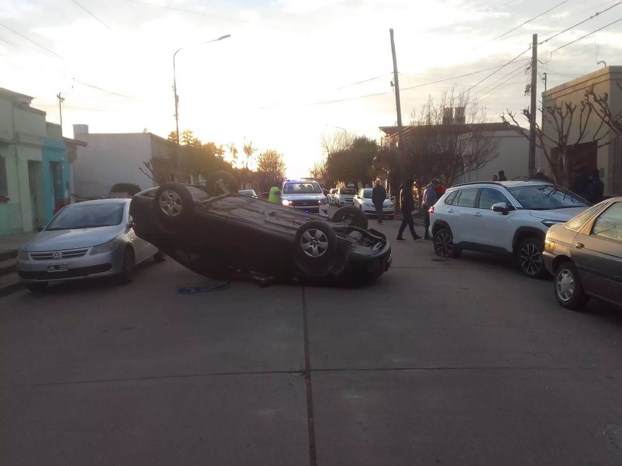 Espectacular vuelco en pleno centro de Carlos Casares tras chocar contra una camioneta estacionada