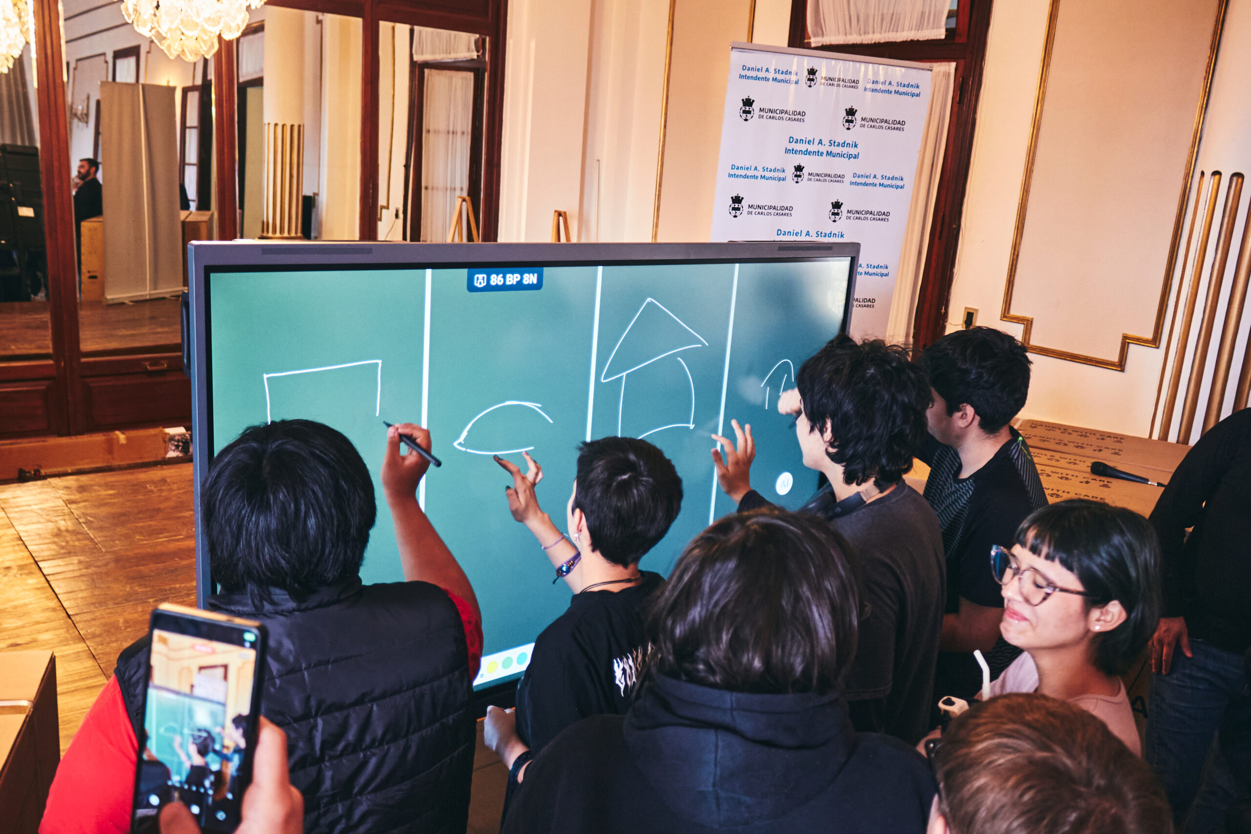 Casares es el primer distrito bonaerense en implementar pizarras interactivas en las escuelas