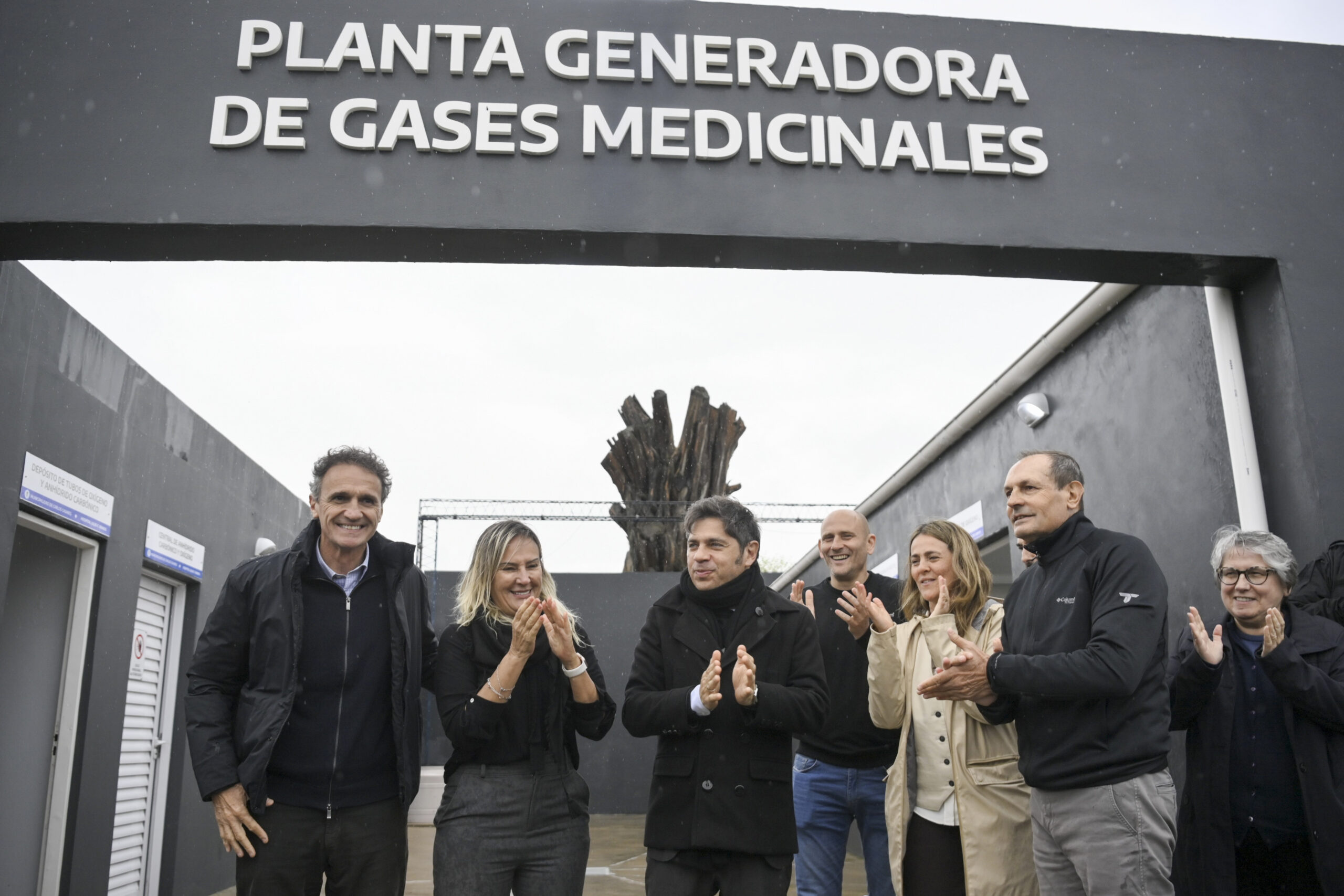 Kicillof en Casares: Puso en marcha la planta de oxígeno, inauguró un Centro de Formación y entregó viviendas